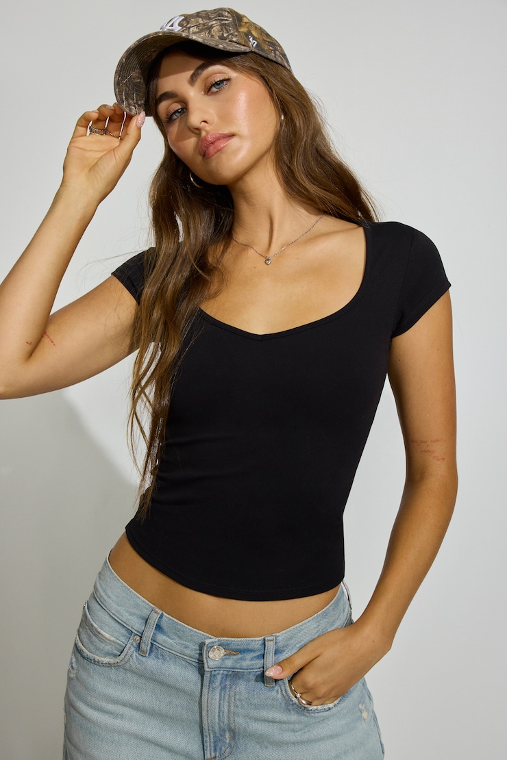 Sleek Sweetheart T Shirt Black